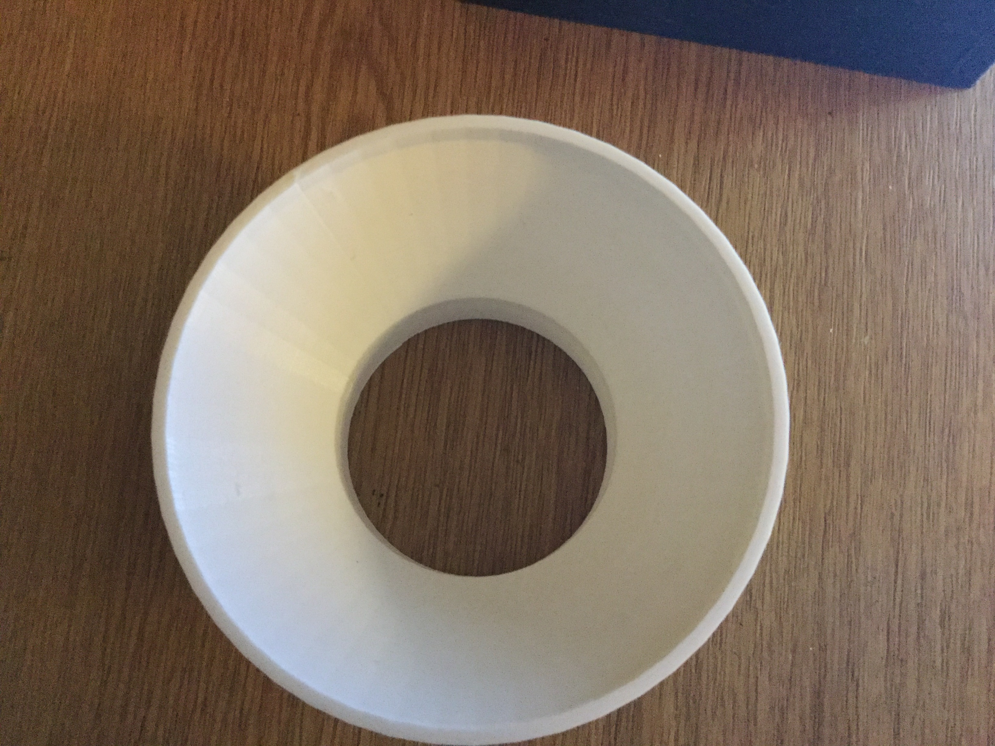 Pièce conique blanche — réalisation de l’atelier 3D Fabbtory