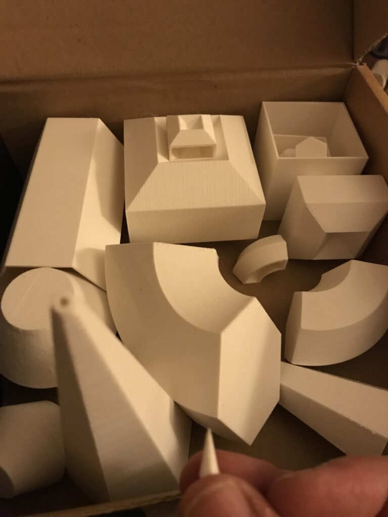 Ensemble de volumes blancs — réalisation de l’atelier 3D Fabbtory