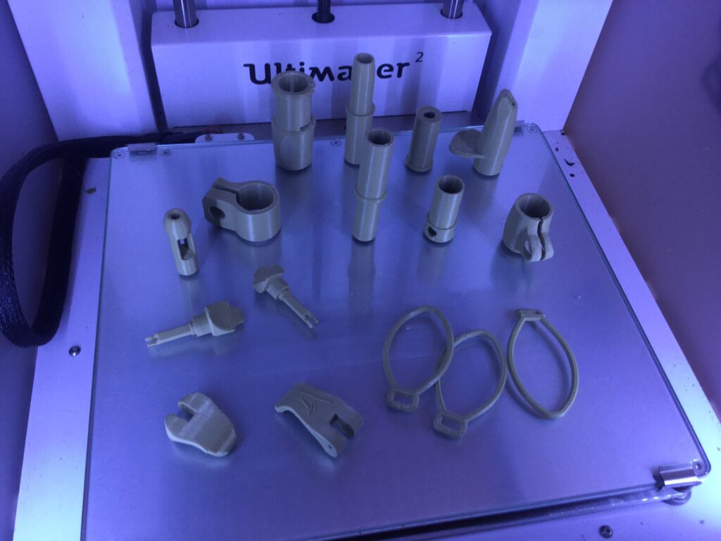 Petites pièces sur plateau éclairé en bleu — réalisation de l’atelier 3D Fabbtory