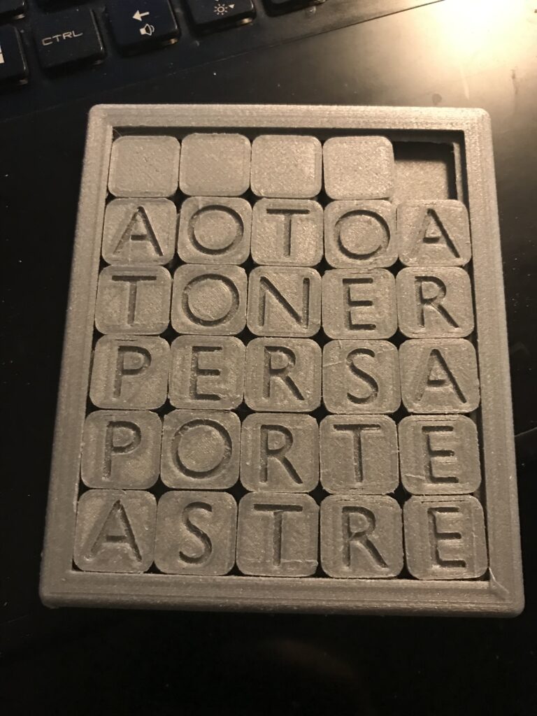 Lettres et cases blanches — réalisation de l’atelier 3D Fabbtory