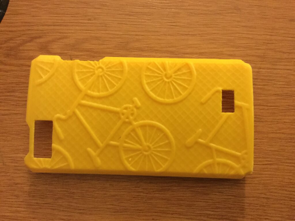 Plaque jaune à motif de vélos — réalisation de l’atelier 3D Fabbtory
