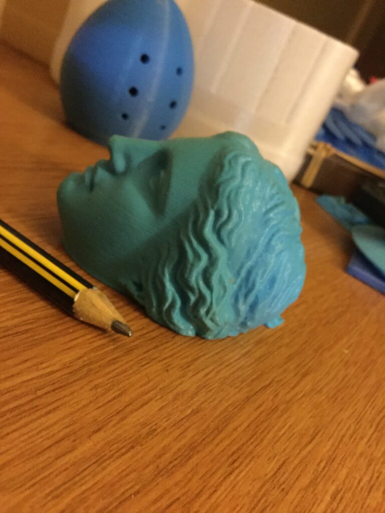 Objet turquoise et objets voisins — réalisation de l’atelier 3D Fabbtory