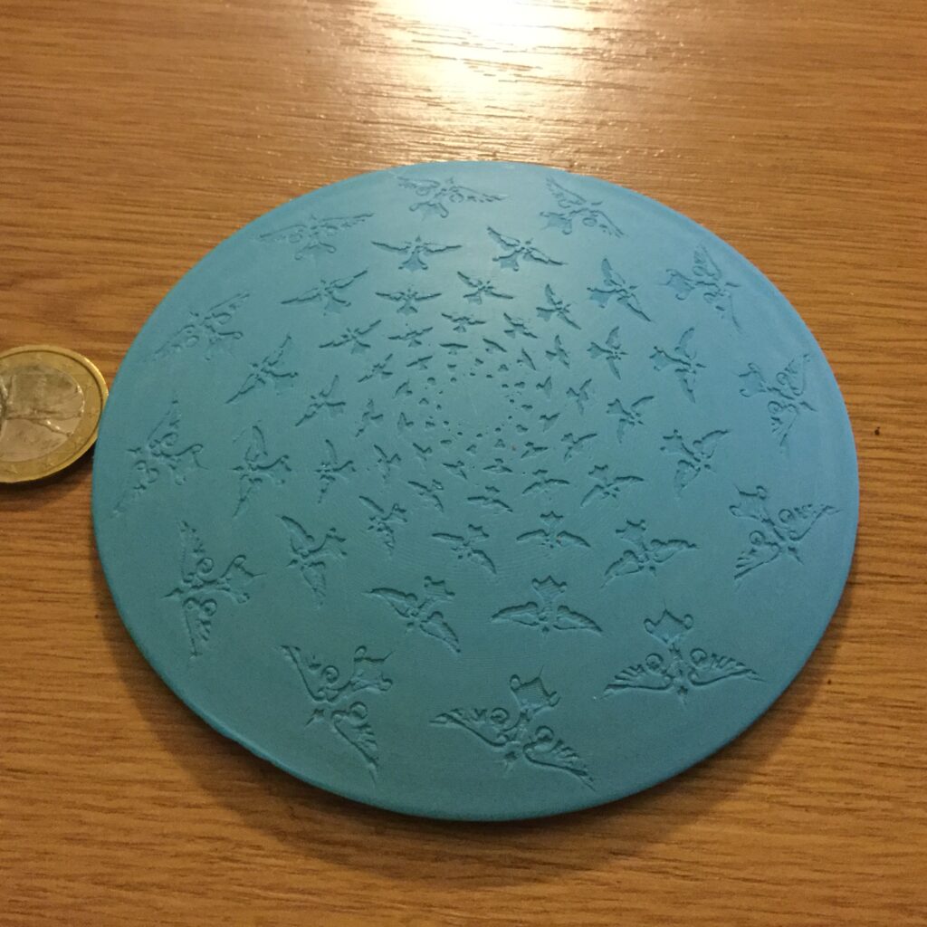 Disque bleu à motifs — réalisation de l’atelier 3D Fabbtory