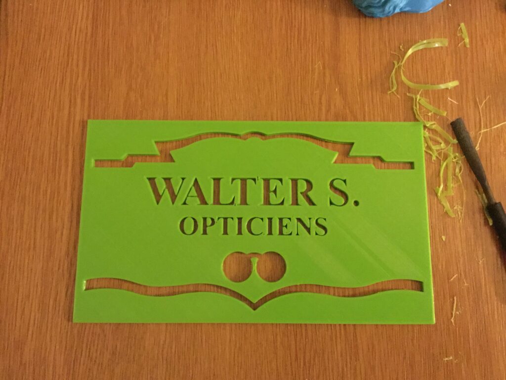 Plaque verte avec lettrage — réalisation de l’atelier 3D Fabbtory