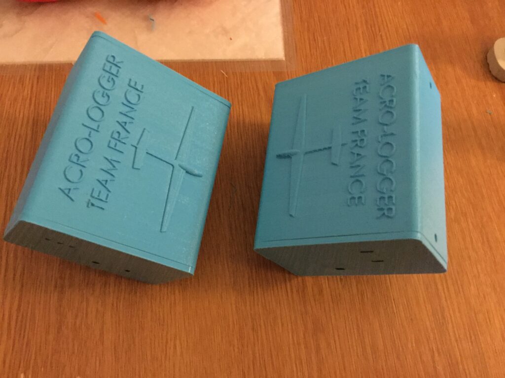 Blocs bleus avec lettrage — réalisation de l’atelier 3D Fabbtory