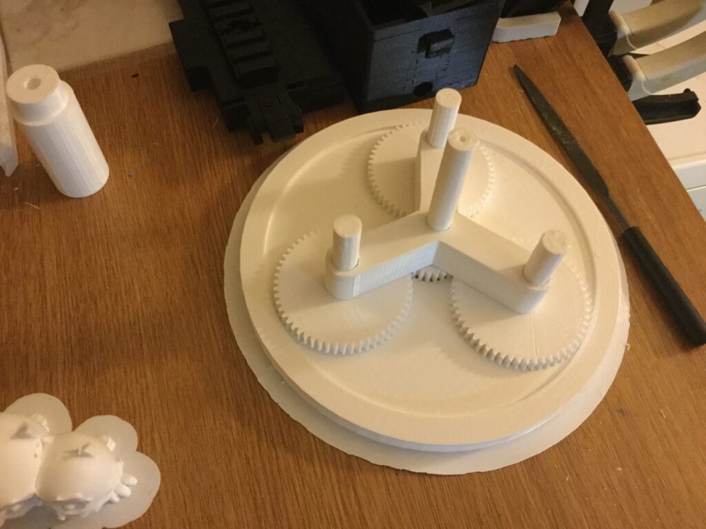 Assemblage à engrenages blancs — réalisation de l’atelier 3D Fabbtory