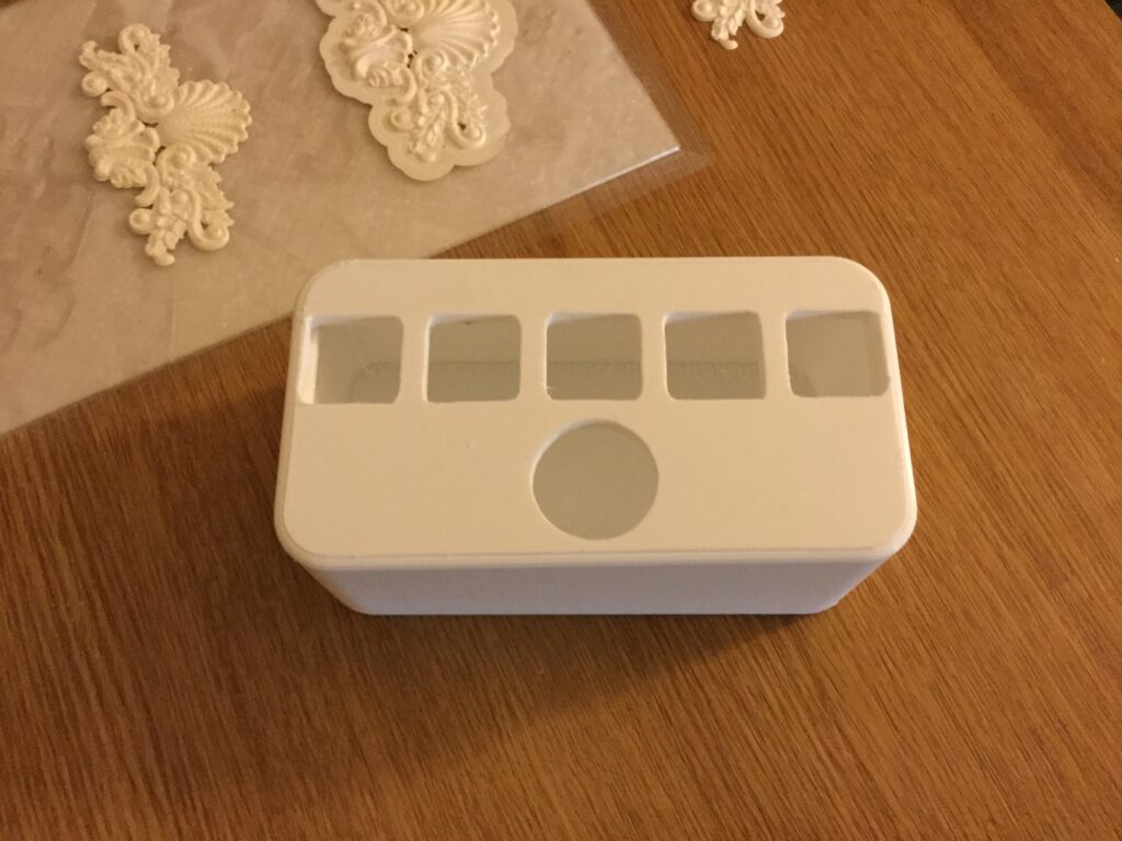 Boîtier blanc à ouvertures — réalisation de l’atelier 3D Fabbtory