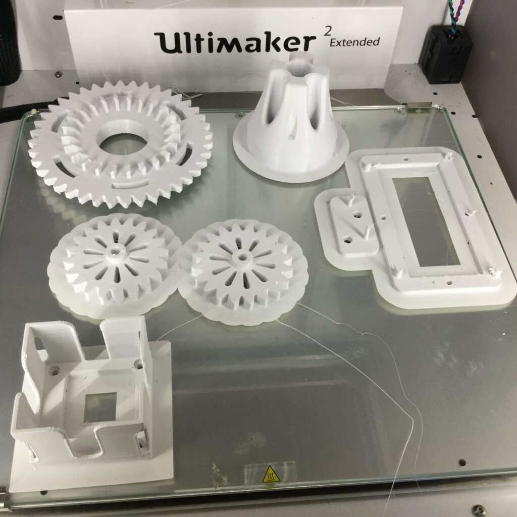 Engrenages et éléments techniques blancs — réalisation de l’atelier 3D Fabbtory