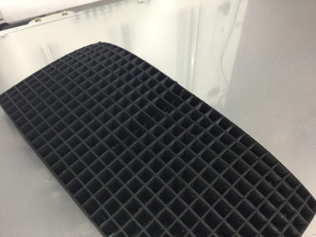 Pièce noire quadrillée — réalisation de l’atelier 3D Fabbtory